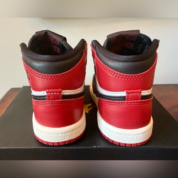 NIB Jordan 1 Retro High OG "Black Toe" Toddler Kids' Shoe, SIZE 5C - Picture 4 of 7